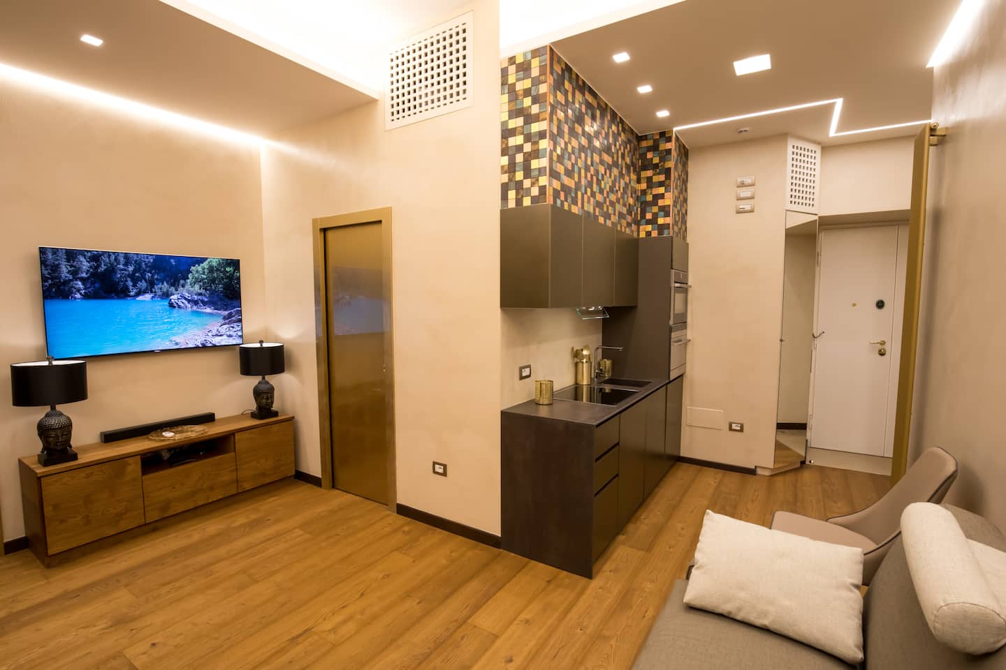 Soggiorno con cucina, divano e zona TV