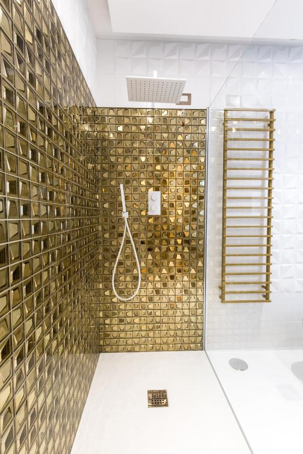 Doccia con mosaico dorato