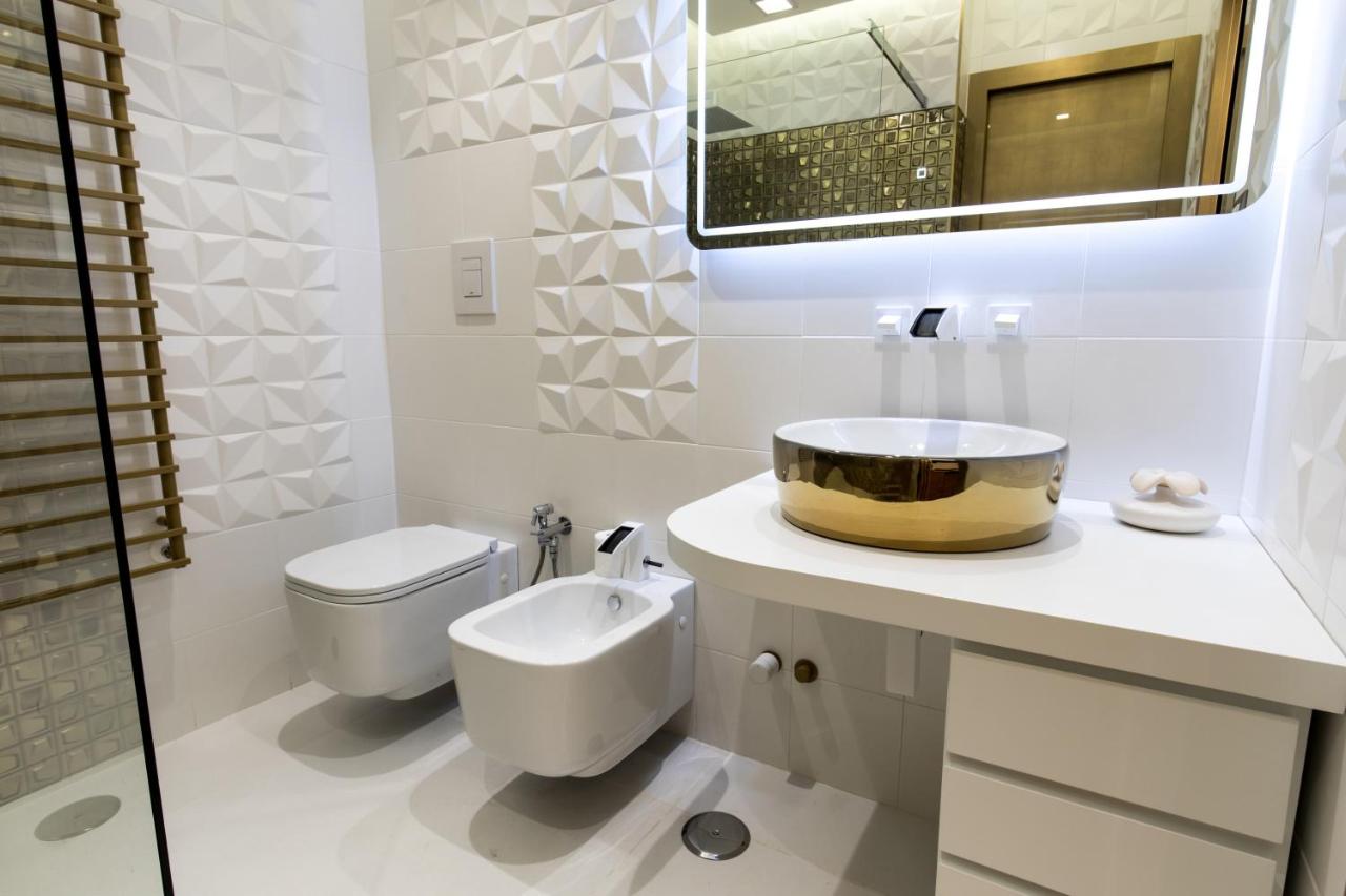 Lavabo dorato e specchio filo LED