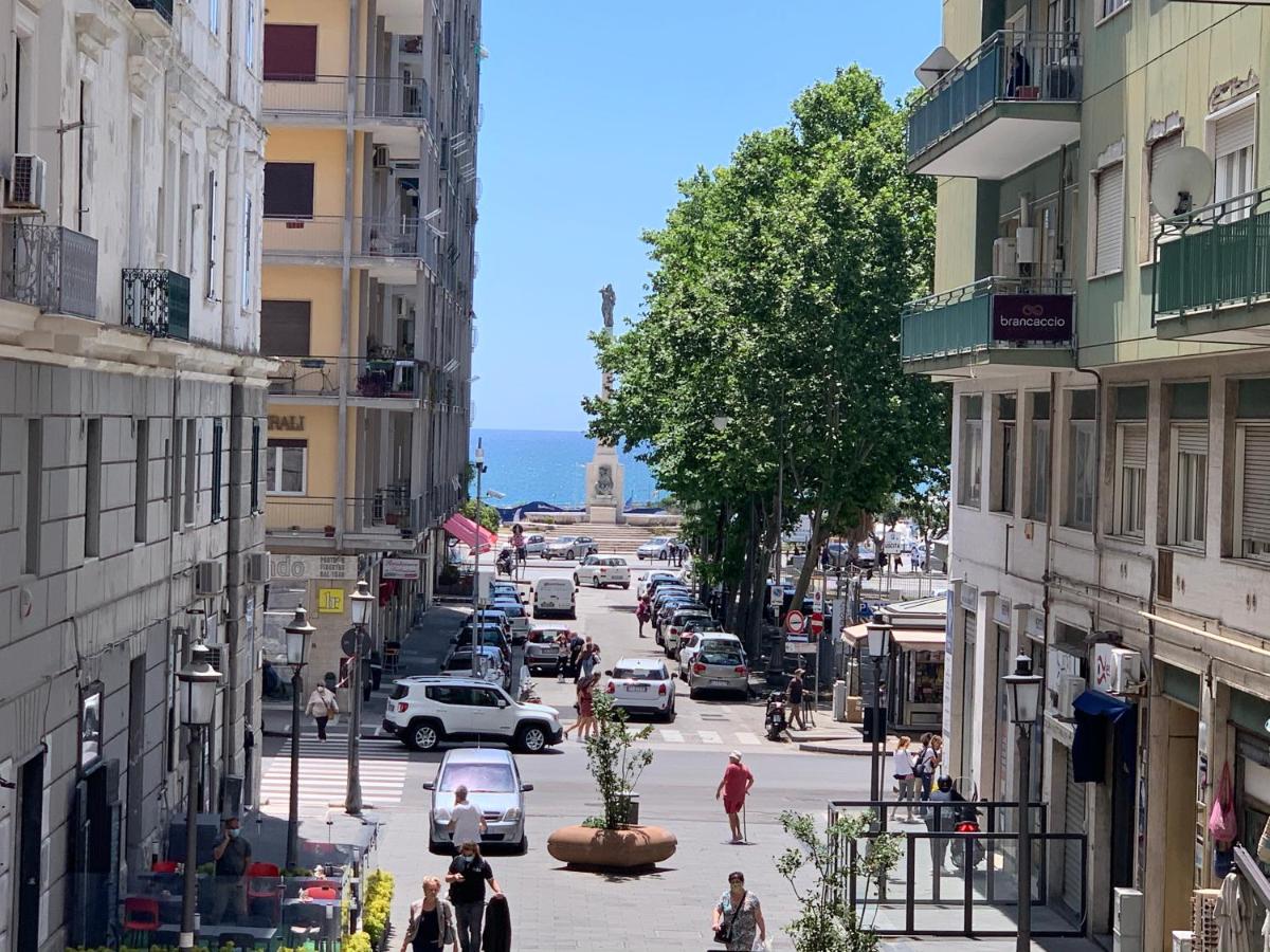 Vista di giorno del Corso Vittorio Emanuele verso il mare di Salerno