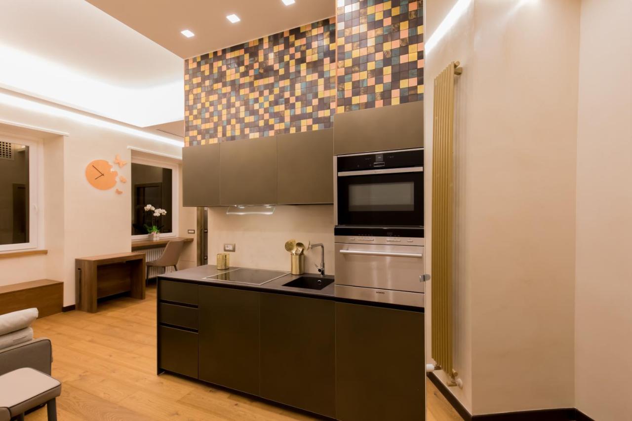Cucina con mosaico a scacchiera